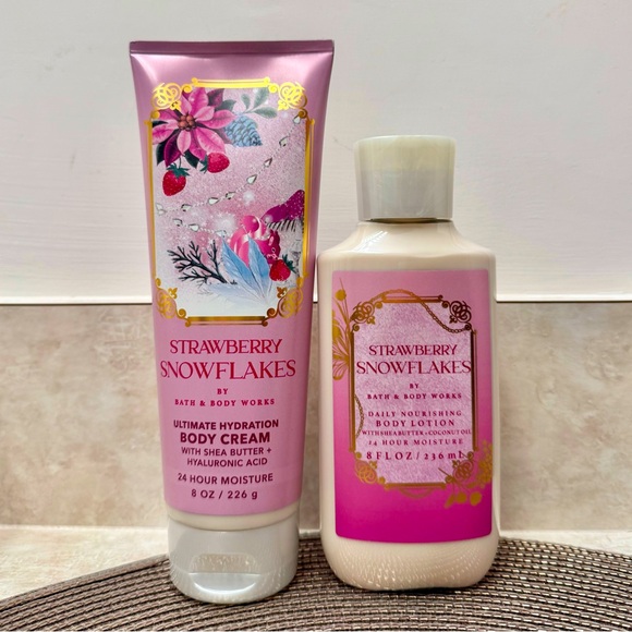 NWT BBW Strawberry Snowflakes Set of 2 bath and body works - Picture 1 of 2